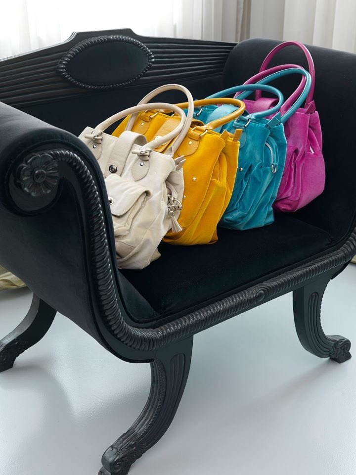 burnleycouk's tweet photo. We're continuing our 'Did you Know' posts in 2020 so more people hear about Burnley's world class businesses. Here's British Velvets manufacturers of sumptuous Velvets which adorn homes, palaces, film sets and theatres across the globe. #Velvet #QualityTextiles #UKTextiles https://t.co/lBaMGnhwln