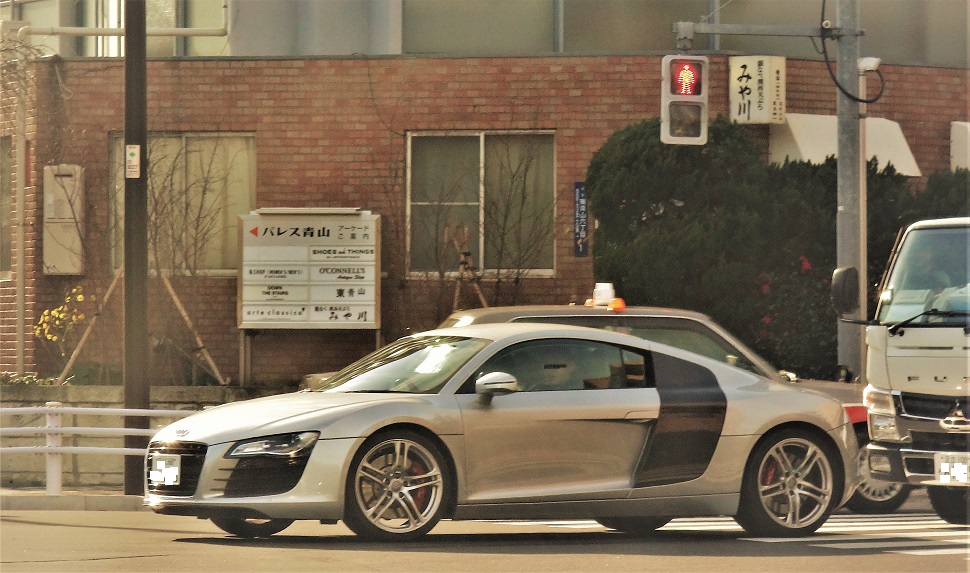 冨永 格 たぬちん 野鳥公園からの帰途 南青山の根津美術館前でアウディr８ 初代 に遭遇 昨今 東京ではbmw I８をたまに見ますが これを日本で見たのは２回目か３回目