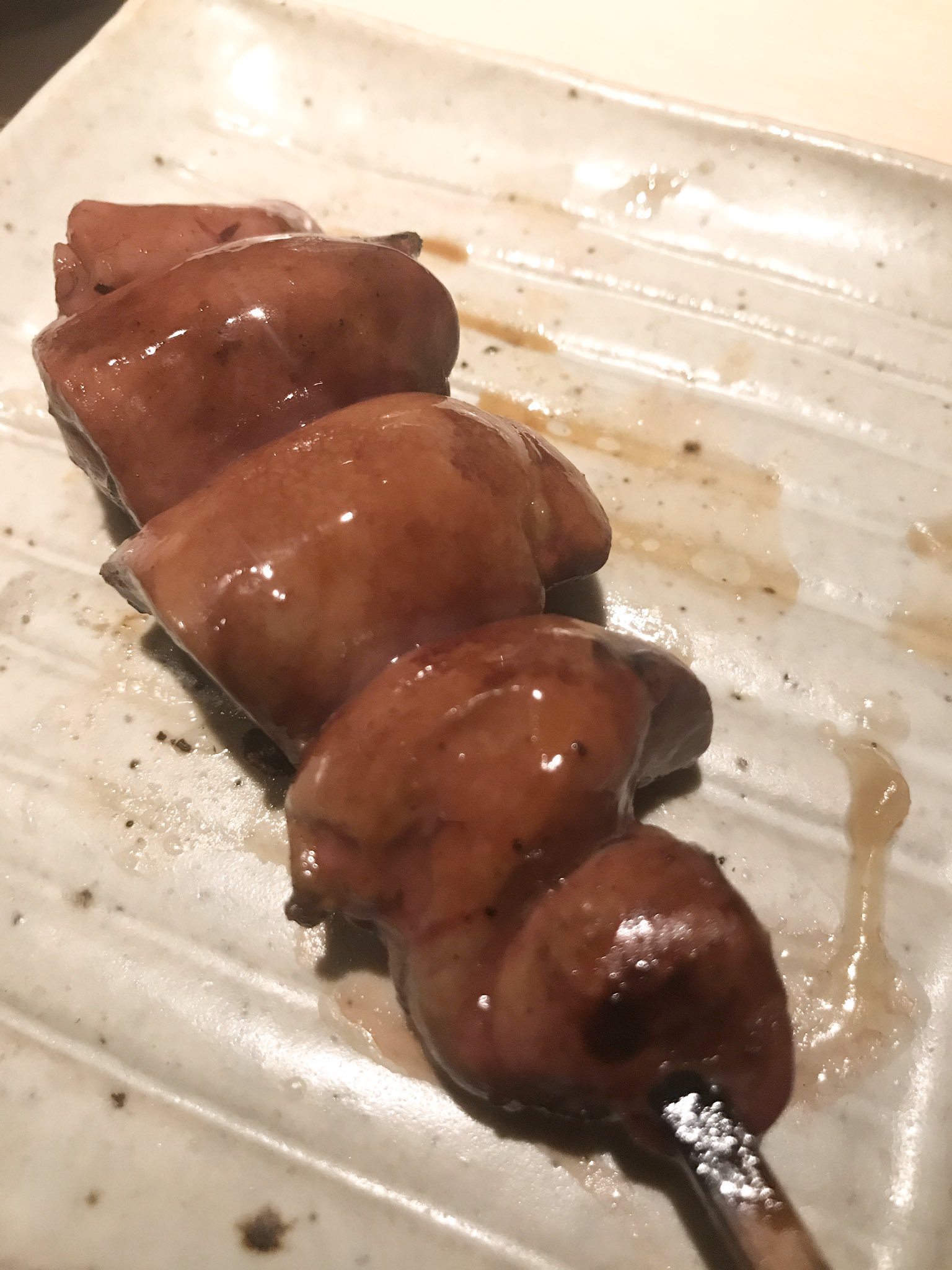 Takashi Yoshida 押上 焼鳥 おみ乃 鳥しき 出身の小美野氏が17年にオープンした焼き鳥屋さん 昨年 ミシュラン1つ星を獲得した模様 伊達鶏を使用し タネも少し大きめで食べ応えもあって 押上 おみ乃 焼鳥 東京スカイツリー グルメ