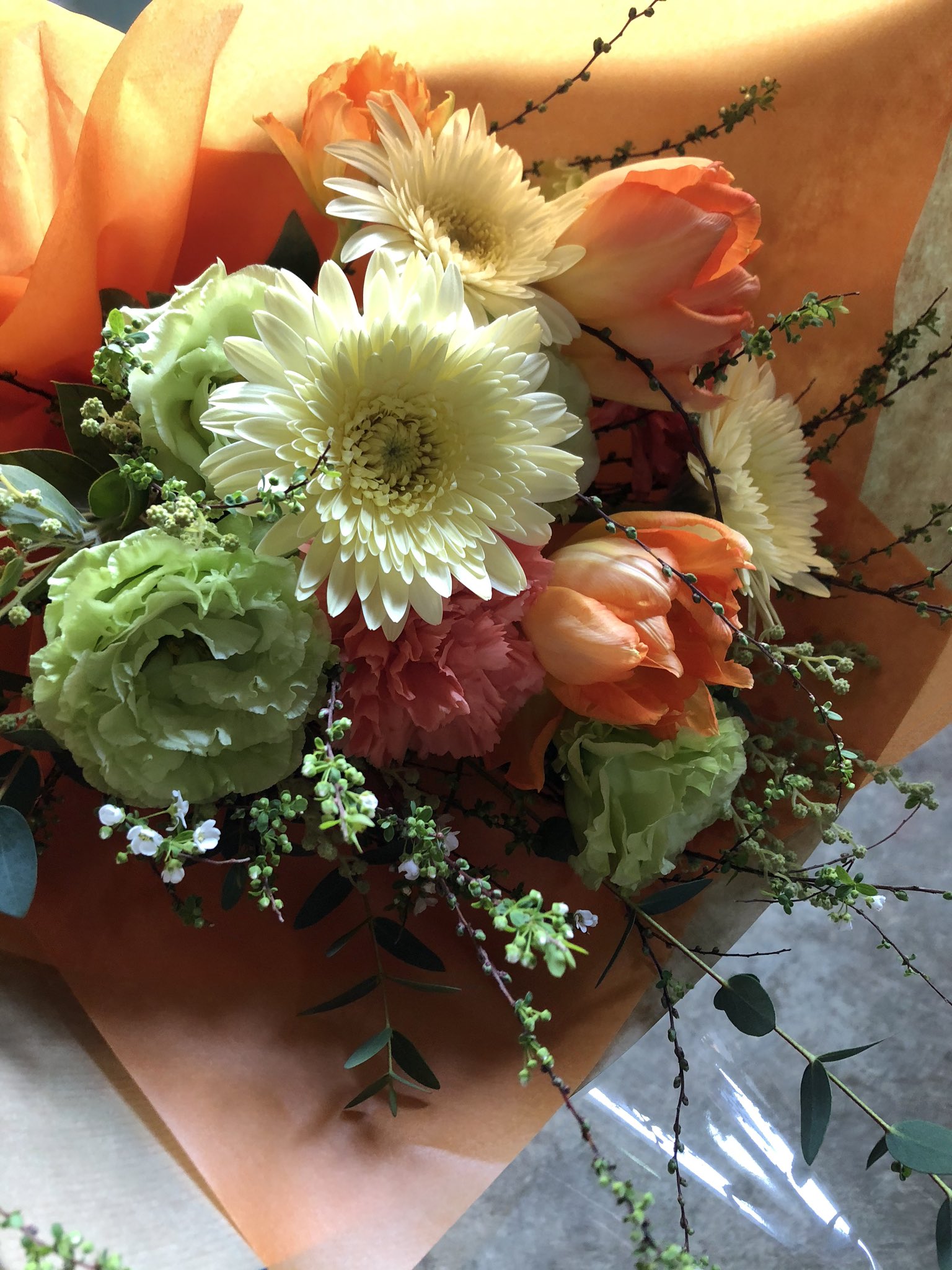 Flower V Twitter オレンジ チューリップと八重咲きガーベラ トルコキキョウ アクセントに 雪柳のつぶつぶ