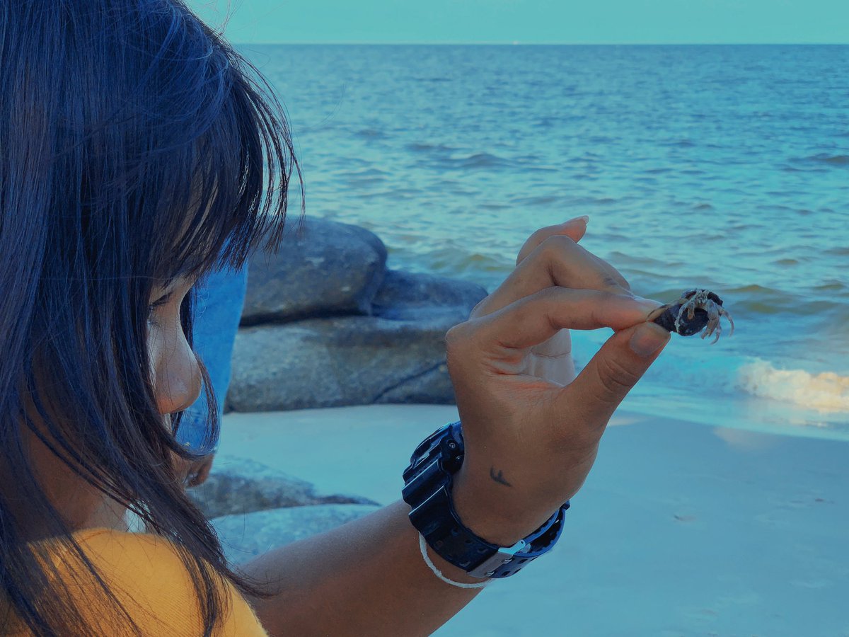 byroberteklund's tweet photo. #byroberteklund #walkbyshooting #walkbyshootings #photography #shotoniphone #shotoniphonexs #shotoniphonexsmax #iphone #iphonephotography #huahin #thailand #beach #girl #child #sea #horizon #crab #shell #nature #naturephotography #naturephoto #visitthailand #outdoors #nofilter https://t.co/FVU6ZckxHQ