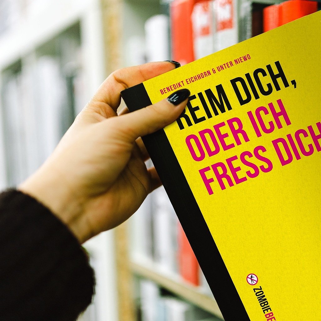 ZombieBerlin's tweet photo. Schnell zeigen sich im Alltag die Grenzen der Kommunikation mit Zombies. Frustration, Infektion oder vollständige Verspeisung sind die Folge. Mit diesem Buch eigenen Sie sich ein Repertoire an Techniken an, um in brenzligen Situationen flexibler zu kommunizieren. #zombieberlin https://t.co/IZgQdUisO0