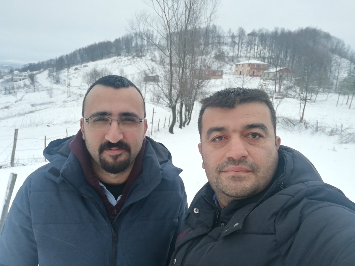 isayildirim52h1's tweet photo. #Etraf beyazlığa bezemiş tan vaktinde(sabahın ağarmış) sevgili Öğretmenim Bekir Ozan ÖNER ile birlikte okula girişimiz. https://t.co/3BZKOaOISW