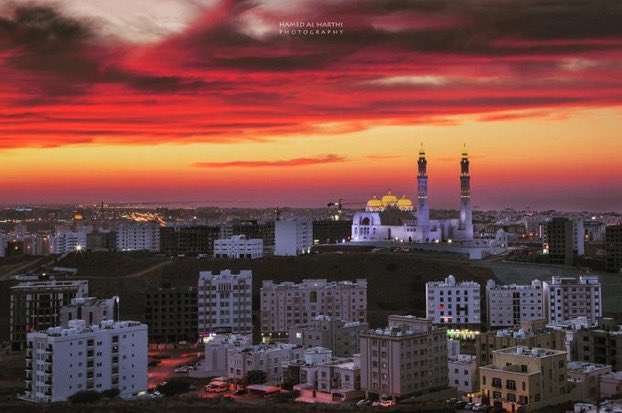 سُئل أحد الصالحين ..
من أسعدُ الناسِ ؟
فأجاب : من أسعدَ الناسَ .