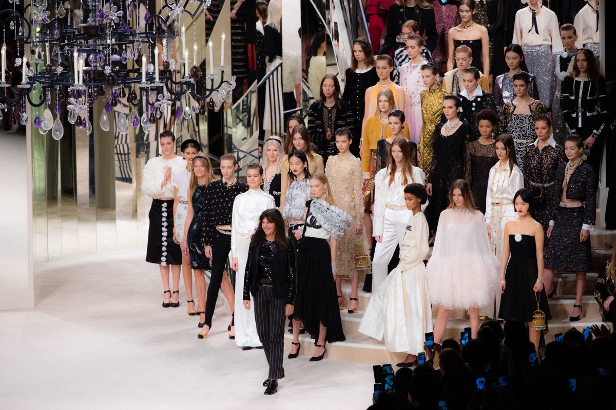 Final du défilé #CHANELMétiersdArt 2019/20, dédiée aux Métiers d’art de #CHANEL. Cette collection met en lumière le dialogue créatif entre #VirginieViard et les Maisons d’art qui subliment les créations de la Maison. #31RueCambon
👉 https://t.co/D1Kctf3DPO #espritdegabrielle https://t.co/TGBAHhnFtp