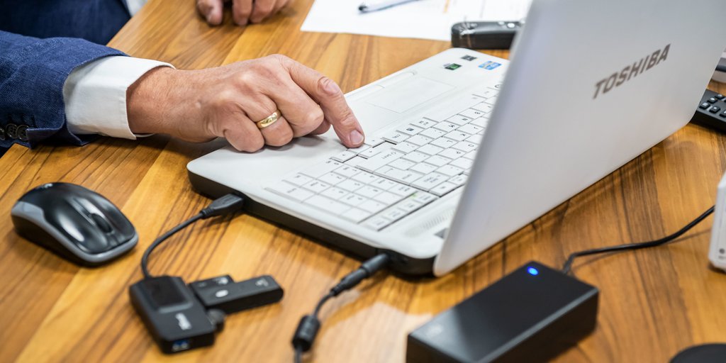 Nevi_nl's tweet photo. Hoe kan de rijksoverheid inkopers en aanbesteders (nog) beter ondersteunen en faciliteren bij op het gebied van MVI? Vijf ministeries zijn op zoek naar jouw ervaringen met #MVI. Doe mee!  https://t.co/AbQw288SN6 #NeviPubliek #rijksoverheid #impactvaninkoop #aanbesteden https://t.co/20s4JrWRoe
