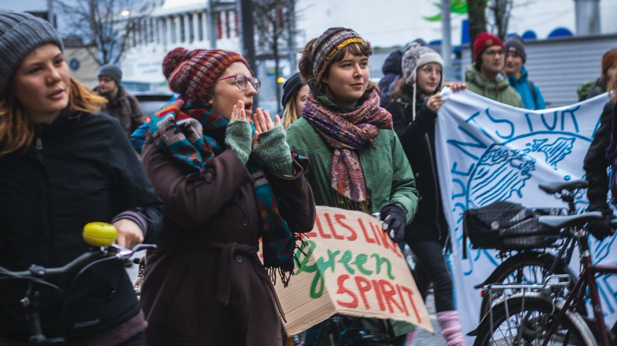 FridayForFuture's tweet photo. 📅  7 Tage
✍️  57.000 Unterschriften
📧  70.000 E-Mails
🗣️  41 Demonstrationen

und 1 Ziel:
‼️ #StopAdani ‼️ https://t.co/uIa1ZQlt28