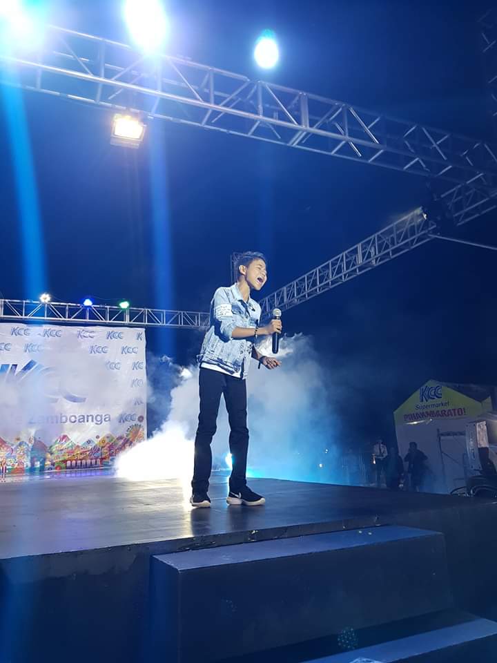 KCCMalldeZambo's tweet photo. The Voice Kids Season 4, top 3, are on the stage.
Napanood niyo ba ang kanilang performance? Ano masasabi niyo?
Salamat sa pagpunta, hanggang sa susunod muli :)
#KCCZamboanga
#ZamboFirst
#TheVoiceKidsAtKCC https://t.co/j2BYWG5Lgr