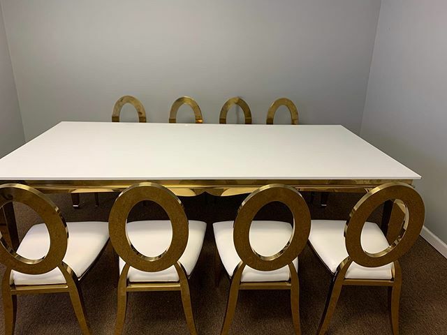 b_seated's tweet photo. New Inventory! Perfect for a head table. Table and chairs come in both silver and gold.

Contact us for pricing and availability. .
.
.

#georgiaweddingrentals #atlantawedding #atlantaweddingrentals #georgiabride #georgiawedding #weddingceremony #weddingreception #chivaricha… https://t.co/YP3HDQ4tsO