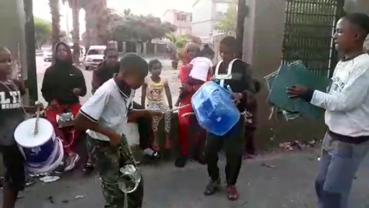 ExpressCapetown's tweet image. NEW ZEALAND MAN BUYS GEAR FOR MANENBERG’S KIDS WHO MAKE MUSIC FROM HOUSEHOLD IMPLEMENTS capetraffic.net/2020/01/10/new…