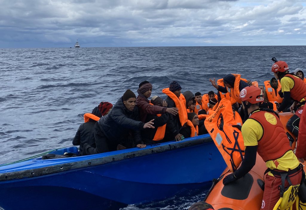 La buena noticia es que los encontramos vivos, la mala es que llevaban dos días mojados y abandonados en este mar invernal, el más militarizado del planeta.  #cadavidacuenta #life