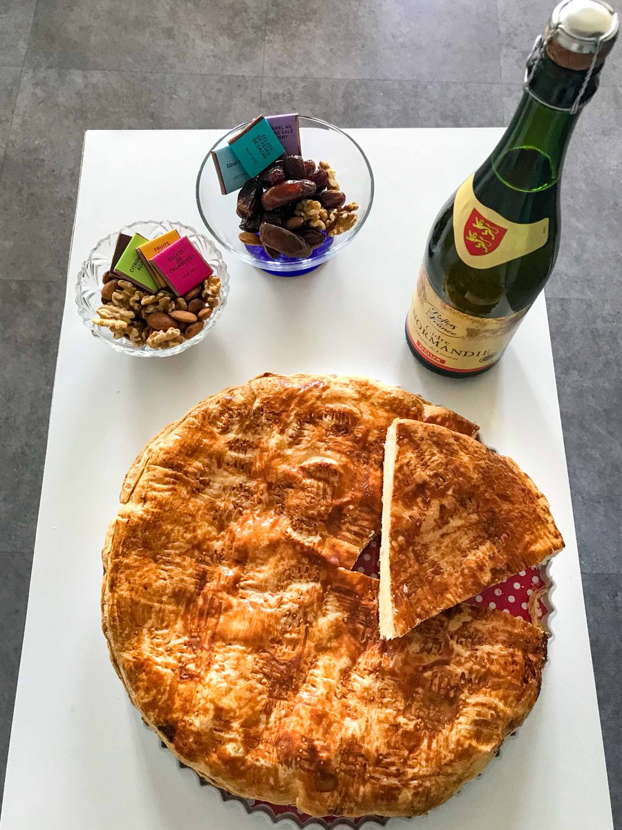 Il n'y a pas qu'à Lyon que nos équipes se laissent tenter par la Galette des Rois! 👑 
À Marseille, on l'agrémente avec des dattes, amandes et noix ! 😋