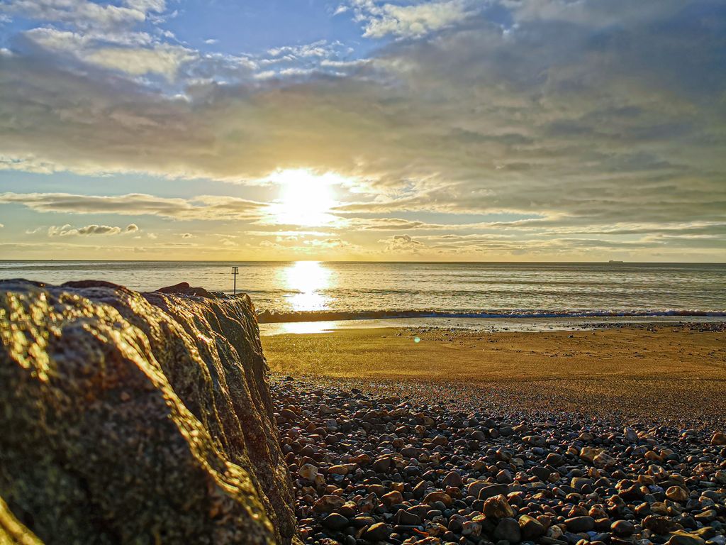 CoastCams247's tweet photo. Another beautiful sunrise.
#dawlishsunrise #devonsunrise #sunriseuk https://t.co/fcdN0mw3no