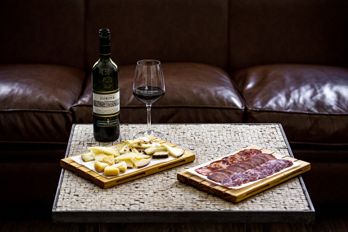 Nuestro concepto farm-to-table lleva a las mesas de Warehouse productos de primera calidad, como estas pizarras de nuestros Ibéricos de bellota y quesos de nuestra Organic Farm.