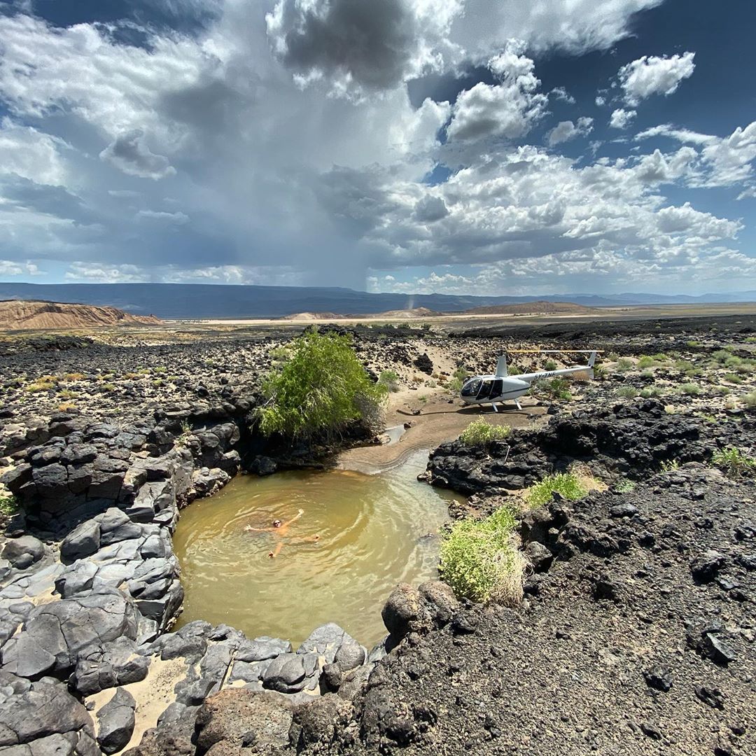 letsDiscoverke's tweet image. Just a man enjoying a cold bath with his chopper next to a pool in Laikipia 🔥