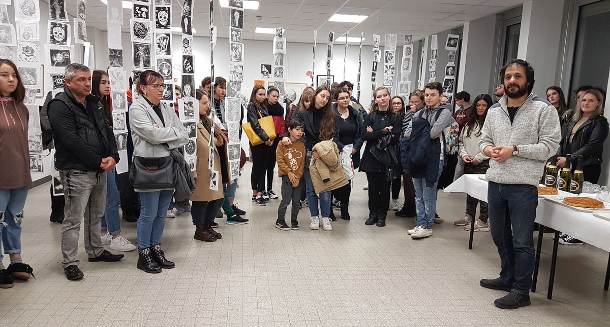 LEMarts_AP's tweet photo. Ce jeudi 09 janvier, environ 80 personnes à l'inauguration de l'exposition "L'Empreinte du Temps" avec les oeuvres de Pierre Jourde et des productions d'élèves. Expo conçue par les élèves de première spécialité #artsplastiques dans notre #EROA   #acclermont https://t.co/U9mKhTCorJ