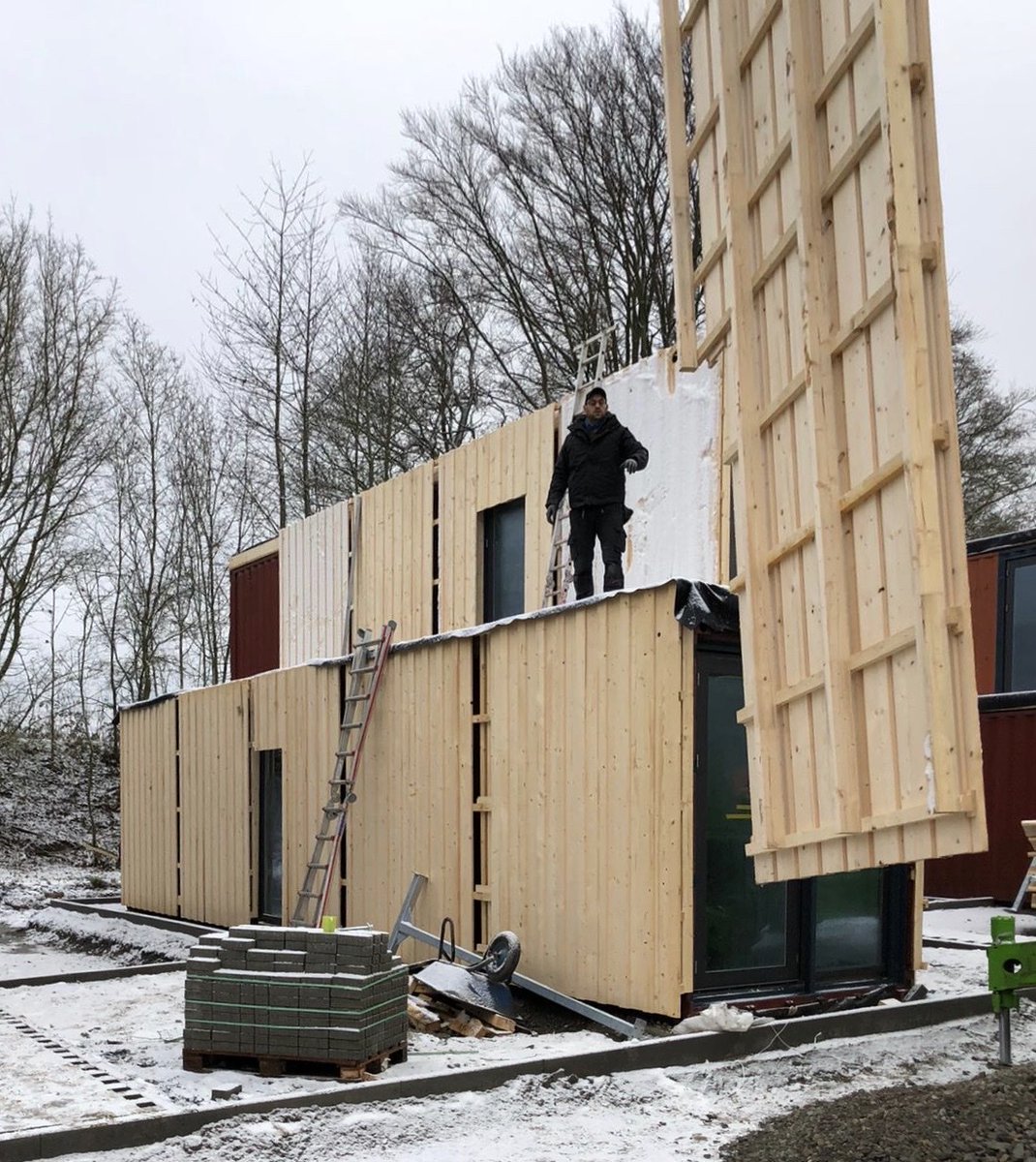 A lot is happening on the construction area these days, that will soon no longer look like one. The wooden facades and the flat roofs are attached diligently. 
#woodywertheim #woodencube #containerwerk #wertheim #temporaryliving #sustainable #tinyhouse #containerhome