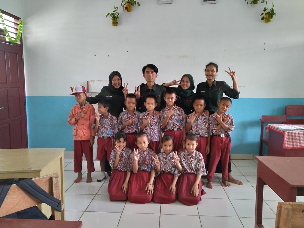 Moohd_Ilham's tweet photo. Untuk guru-guruku dulu, kini aku tau betapa sulit mengajariku dulu. https://t.co/64O9KKdQuK