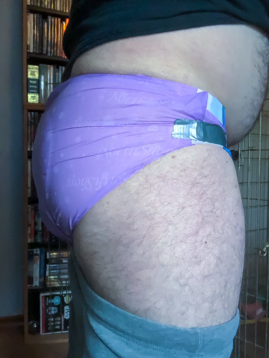 pupfarrstrider's tweet photo. #crinklebutt
I got a few free samples with the padding I both the other day... and being new to this, I decided to practice my self-padding skills with a free pair today.
No leaks! 😁🐾
...
Even left the house and ran errands... hehehe
Awrf! https://t.co/blv8q14GxE