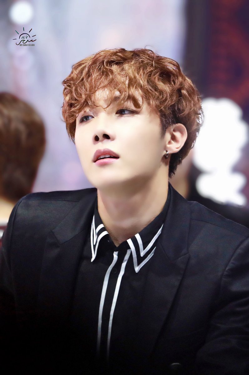 HopeFlow0218's tweet photo. 200105    GDA

#JHope #BTS #제이홉 #방탄소년단 #정호석  @BTS_twt https://t.co/Deq5hYqPg8