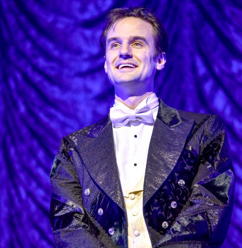 theartsdesk's tweet image. ★★★ Broad humour combined with physical comedy and slapstick mishaps: @mischiefcomedy and Penn and Teller collaborate for #MagicGoesWrong  @VaudevilleTh. Review by Veronica Lee theartsdesk.com/theatre/magic-…