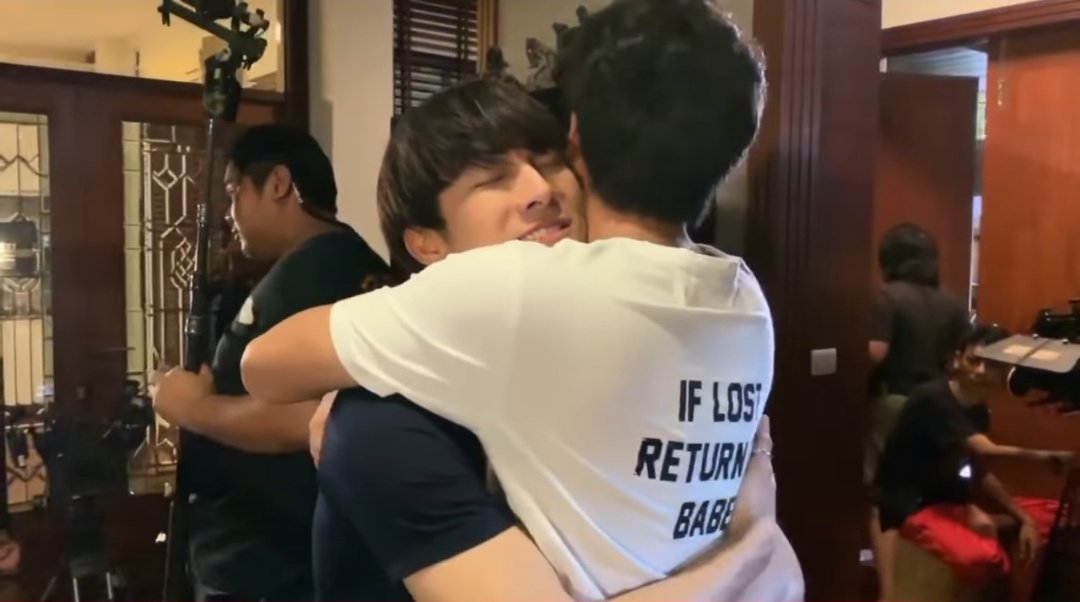 inbetweenlove31's tweet photo. They invented hugs to let people know you love them without saying anything. 😍😍😍 #Run란Around #MewGulf #RunAroundwithTharnType https://t.co/ipazDNs5tn