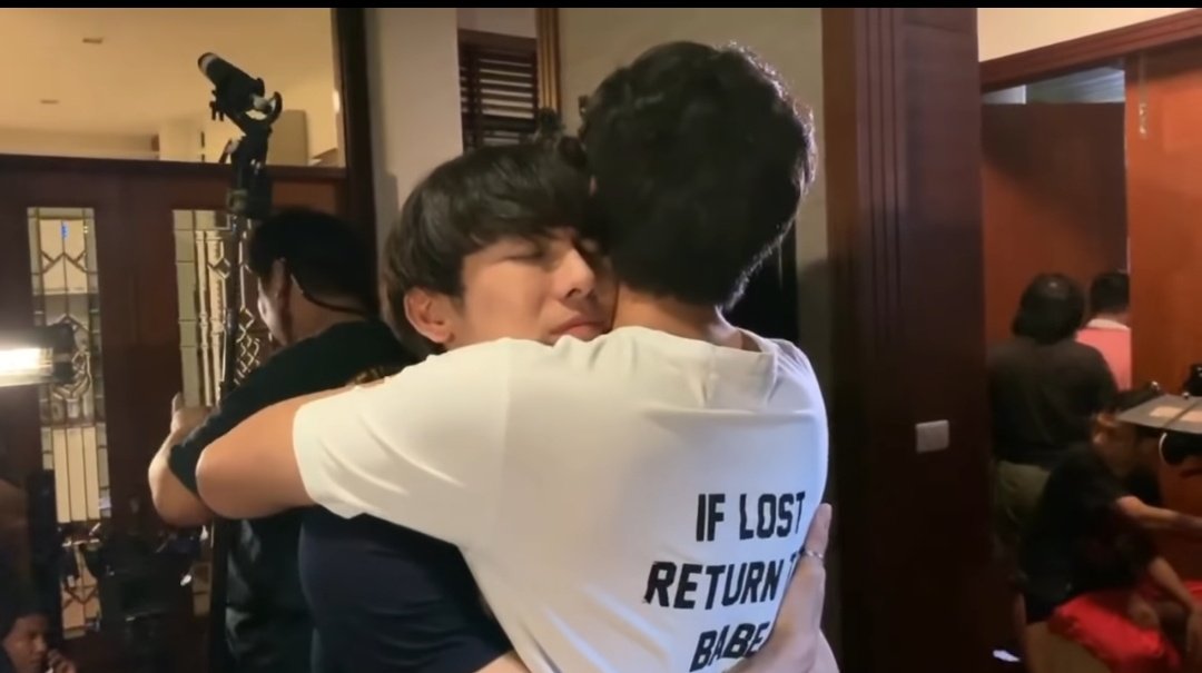 inbetweenlove31's tweet photo. They invented hugs to let people know you love them without saying anything. 😍😍😍 #Run란Around #MewGulf #RunAroundwithTharnType https://t.co/ipazDNs5tn