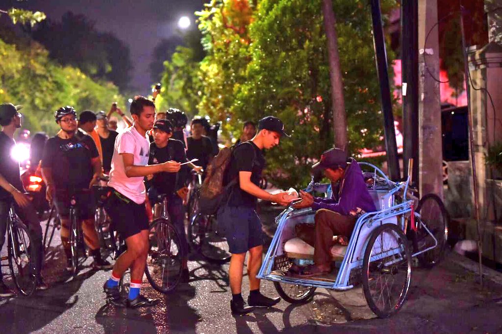 BirdFixedGear's tweet photo. hallooo halloooo jangan lupa nantik malam kita akan melakukan kegiatan sosial untuk yang mau gabung dan donasi yukklahh kita kumpul di bjb jam 8, kita bersepeda dan berdonasi bersama. 🚴
#birdfixedgear https://t.co/3OKmCR34ng