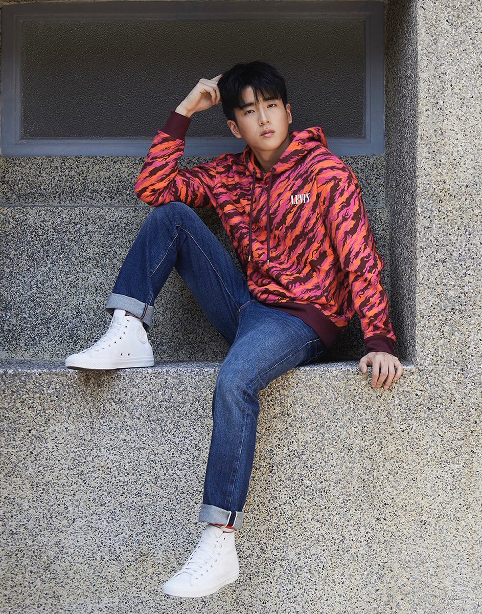 esquire_thai's tweet photo. #Levis ฉลองรับตรุษจีนด้วยเสื้อฮู้ดทรง Oversized สีแดงลายพรางที่เสริมลูกเล่นด้วยการไล่เฉดสีแดงบนลายพรางนั้นเพื่อสร้างมิติใหม่ให้เสื้อผ้า

#EsquireInStyle #EsquireThailand #Nonkul #chanonsantinatornkul #นนกุล #查侬 #LiveInLevis #nonkul_chanon https://t.co/V2OjUUFUUp