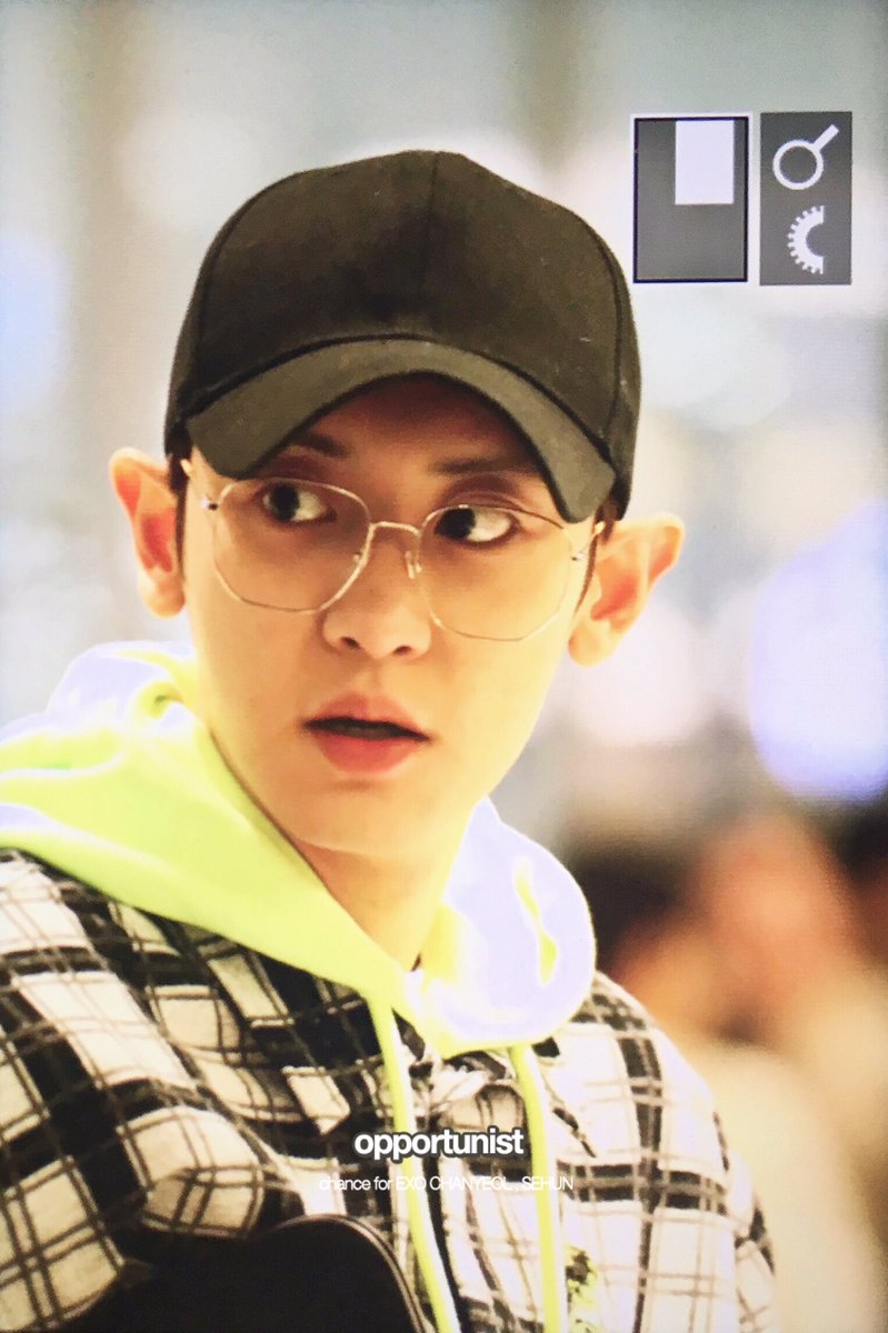 chance_6194's tweet photo. 200110 ICN #찬열 #CHANYEOL #엑소 #EXO @weareoneEXO 

들어가려는데 라운지 카운터에서 일행들한테 전달사항 전해가지고 놀래서 처다보는구 넘 귀여벙 퓨ㅠㅠㅠㅠㅠㅠㅠㅠㅠㅠㅠㅠㅠㅠㅠㅠㅍㅍ https://t.co/pvjBqrDS7C