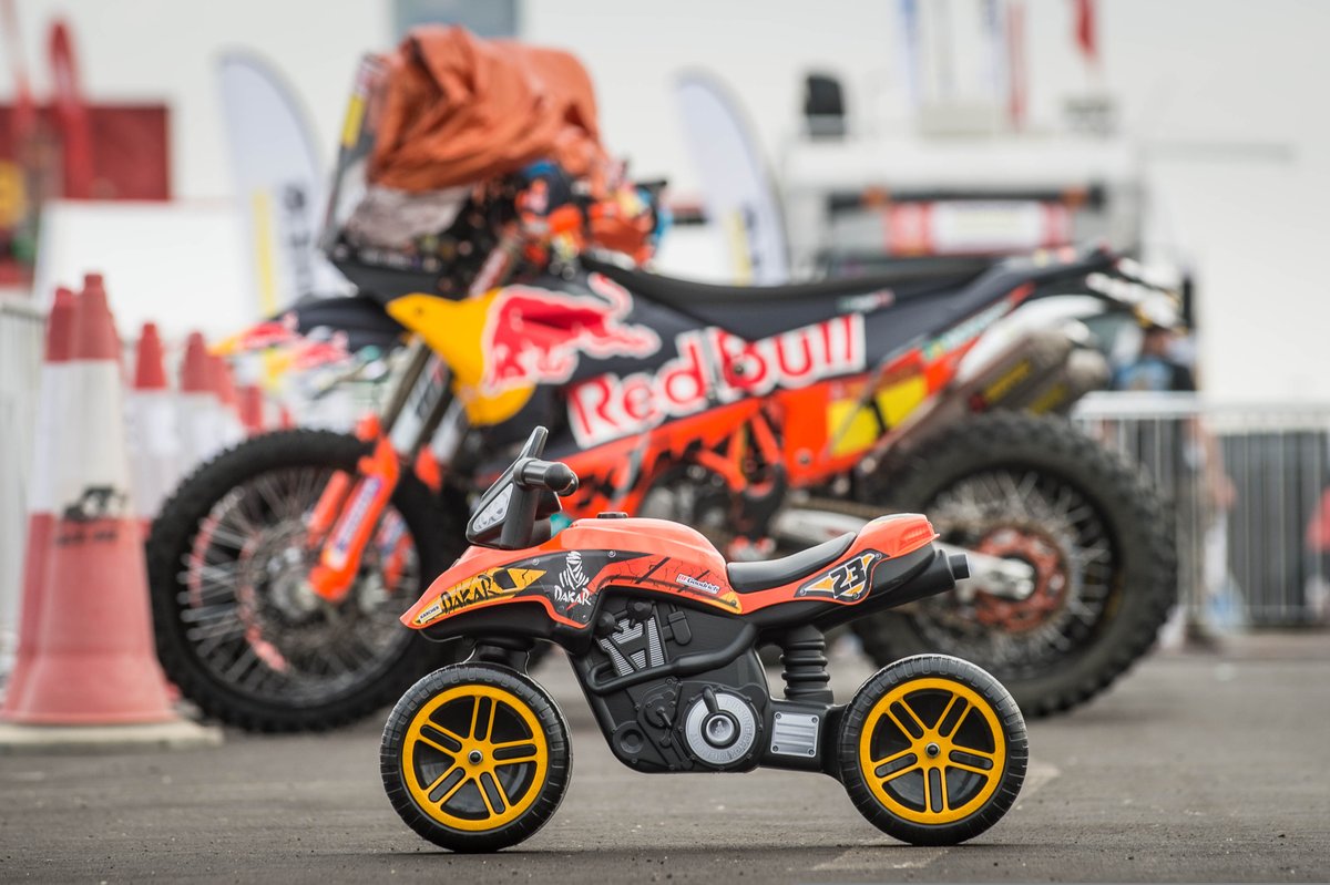 dakar's tweet photo. 👍 Head to the Dakar Official Online Store to check out the newest threads in the 2020 range & more surprises for kids and adults...
👉 https://t.co/53eB3y1NdI
#Dakar2020 #DakarChapter3 https://t.co/ovAcekGSro