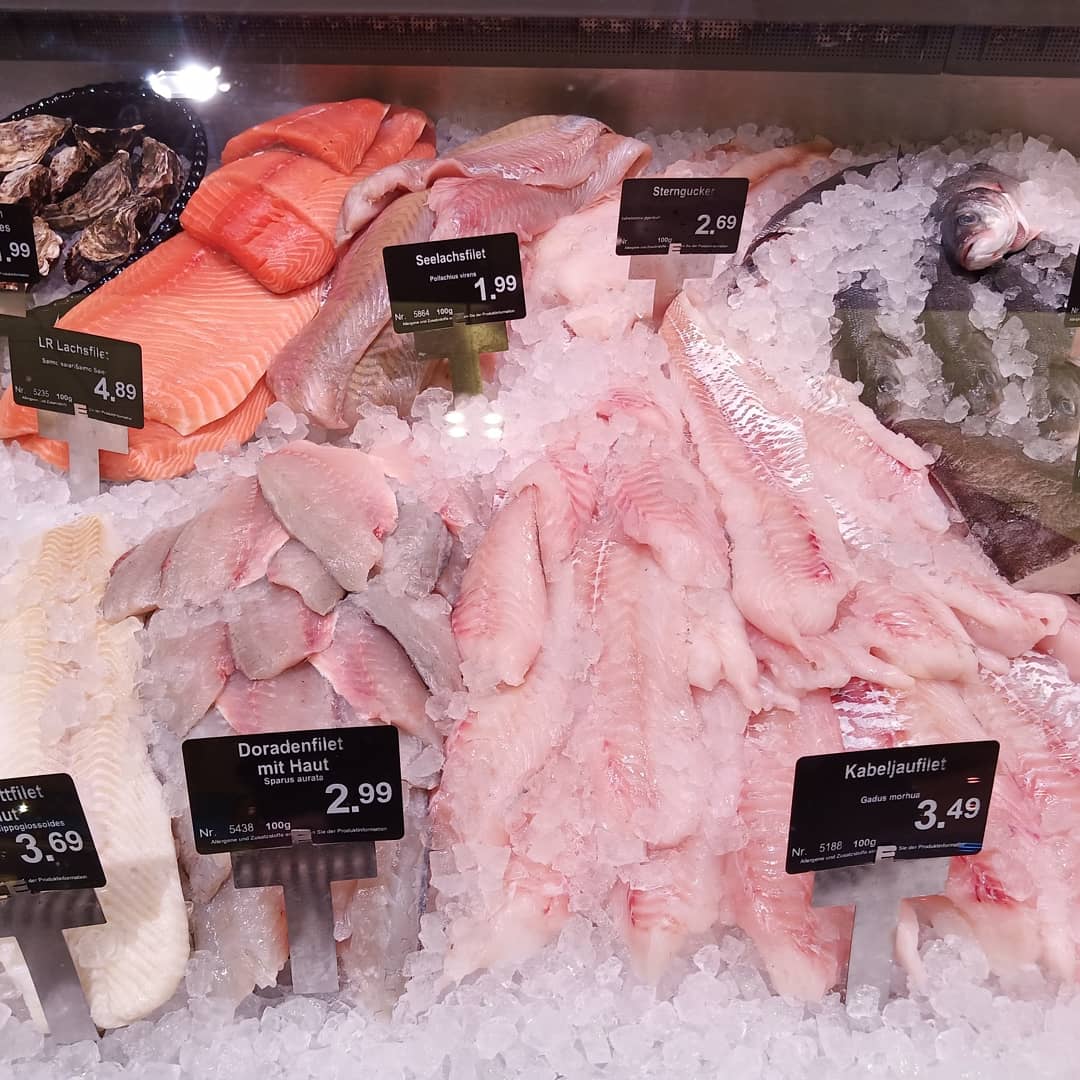 Sebasti48529536's tweet photo. Fischers Fritz fischt frische Fische 🐟 und wir verkaufen diese dann 🤗 jeden Tag frisch geliefert 🚚 und einfach lecker. 😋
Ob Hering, Lachs, Kabeljau oder einen Meeresfrüchte Salat, 🥗 bei uns finden sie garantiert etwas passendes.

#edeka #fisch #frisch #meeresfrüchte https://t.co/FuKC1W6gPk