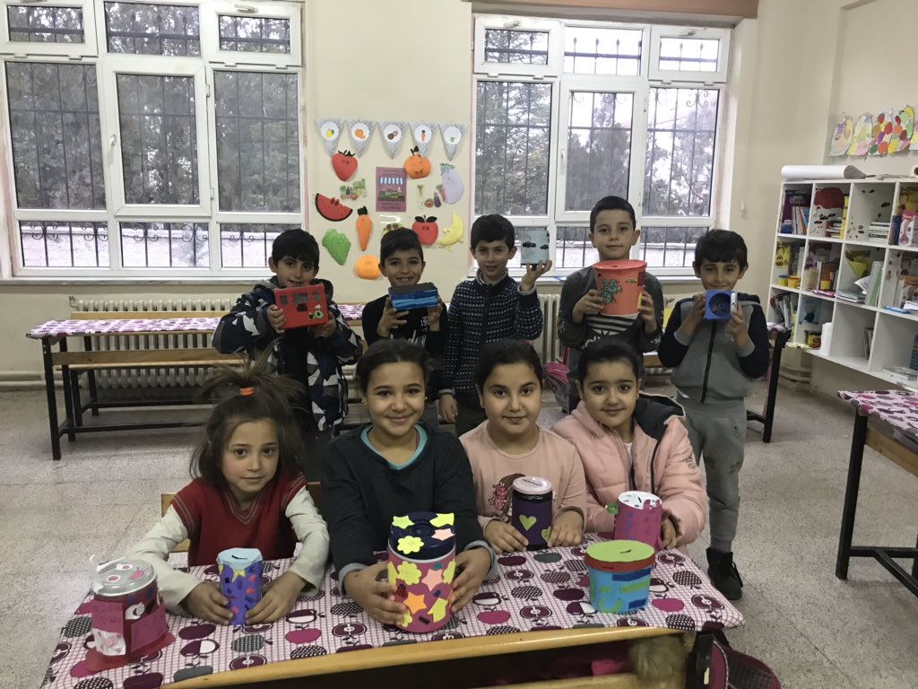 Tutumlu olmanın en güzel yolu. Kendi kumbaramızı kendimiz yaptık . Tutumlu olmaya karar verdik . <a href="/ziyaselcuk/">Ziya Selçuk</a> <a href="/SeyitAliBuyuk/">Seyit Ali Büyük</a> @Mehmeta10176968 #konyamem #kulumem