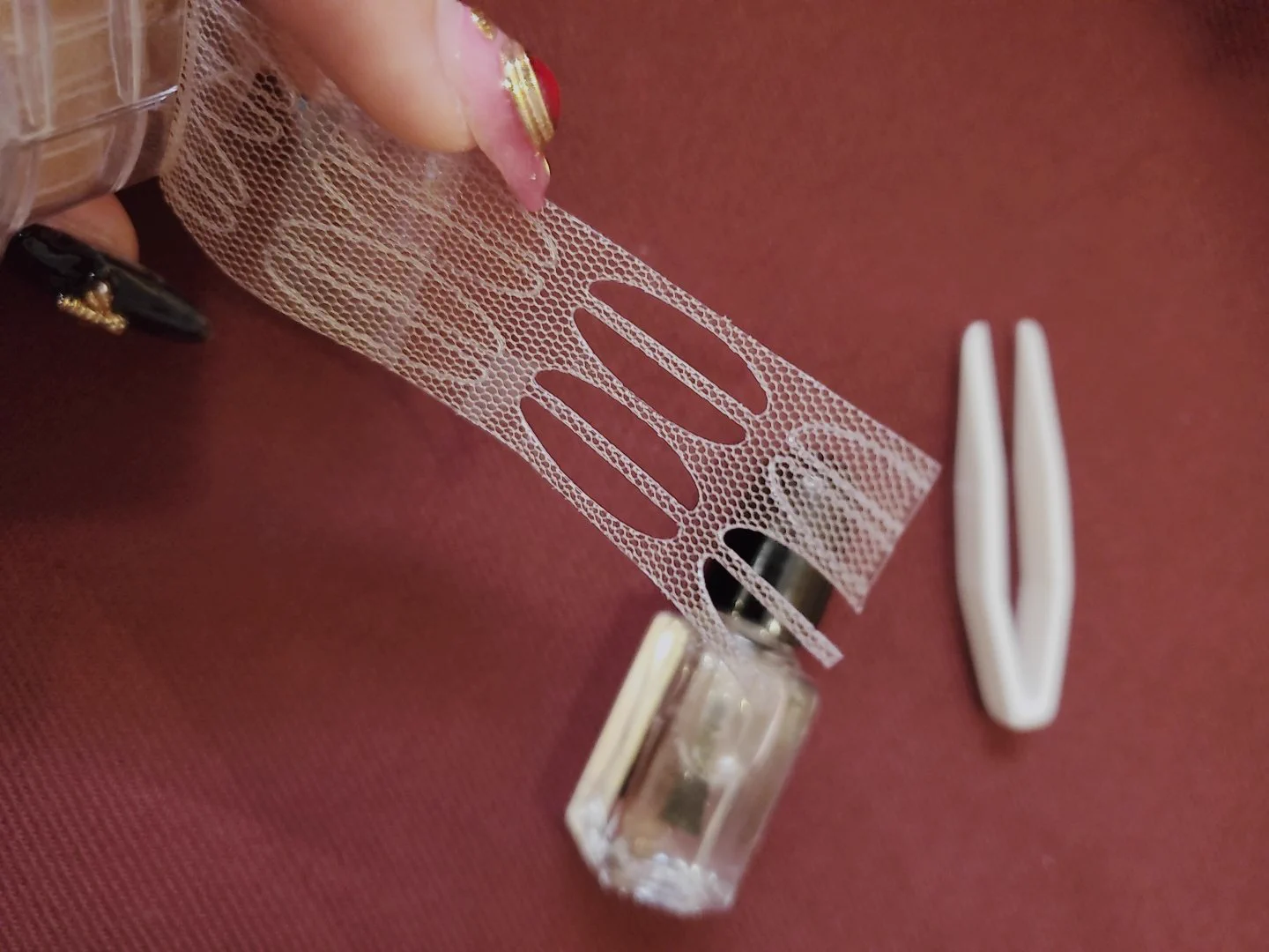 アイプチ女子必見のアイプチテープを発見「自分でどこにあったかわからなくなるほどの目立たなさ」らしい