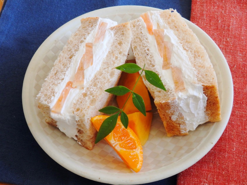 ninimonmon's tweet photo. 和歌山県産の九度山の富有柿とパン工房 カワのNatural Breadを使ったフルーツサンドを盛り付けました。#japanesefood #日本食 #cocinajaponesa #cocina #washoku #和食 #アスレシピ #食パン #和歌山県産 #九度山 #富有柿 #NaturalBread #みかん #カワ #フルーツサンド https://t.co/89ywNxNhCf