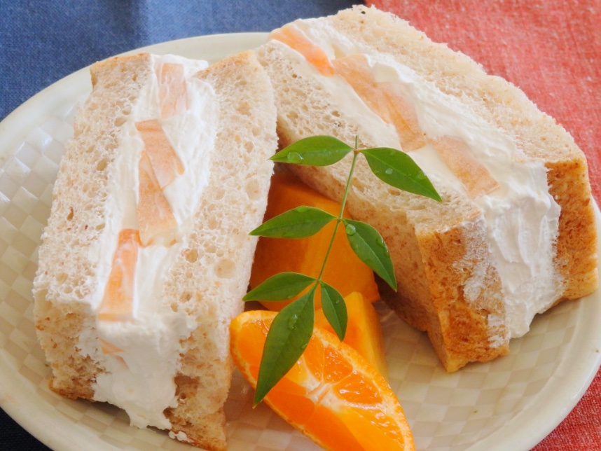 ninimonmon's tweet photo. 和歌山県産の九度山の富有柿とパン工房 カワのNatural Breadを使ったフルーツサンドを盛り付けました。#japanesefood #日本食 #cocinajaponesa #cocina #washoku #和食 #アスレシピ #食パン #和歌山県産 #九度山 #富有柿 #NaturalBread #みかん #カワ #フルーツサンド https://t.co/89ywNxNhCf