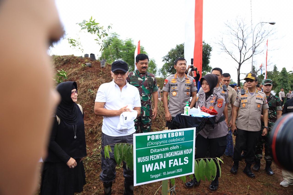 iwanfals's tweet photo. Semoga Pohon yang kita tanam hari ini tumbuh sehat dan bermanfaat. 
Ikan Gabus ikan Sepat &amp; Lele
Lebih bagus cepat &amp; tidak ber-tele2 😊 https://t.co/xWc6WLVWB9
