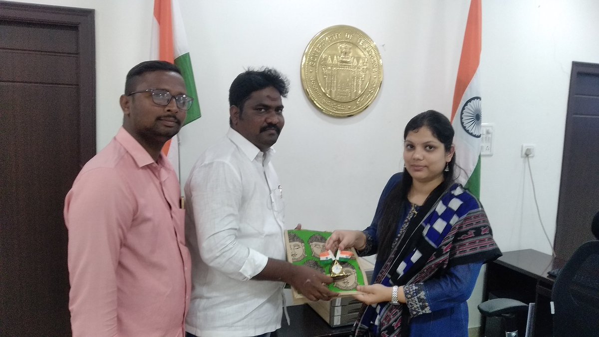 susheel_goud's tweet photo. Met with honorable Commissioner for #GWMC @PamelaSatpathy garu. 
On your kind suggestion, Will start the "BYOB CAMPAIGN" as soon as possible.The Concept of this particular campaign is to avoid plastic.
#SayNoToPlastic
#BYOB
#BringYourOwnBag #BringYourOwnBottle
#BringYourOwnBox https://t.co/Dw9NstOGu0
