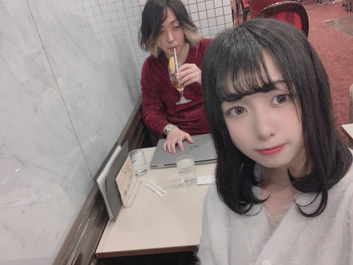 にゃるら 地下アイドルに取材する機会がありインタビューを進めるも 途中で自撮りに夢中になり始めたので 心底虚無になっている僕の写真です にゃるら 地下アイドルに取材する機会がありインタビューを進めるも 途中で自撮りに夢中になり始めたので 心底虚無になっている僕の写真です