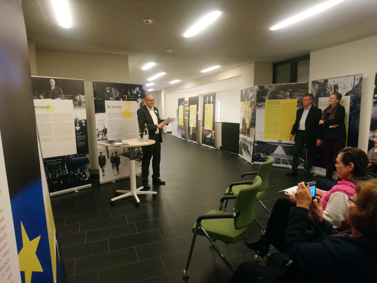 landry_charrier's tweet photo. Nach Etappen im @IF_Bonn und an der @Uni_Wuppertal ist  die Ausstellung "#Adenauer-De #Gaulle. Wegbereiter 🇩🇪-🇫🇷 Freundschaft" nun an der @UniSiegen zu sehen. Gestern: Eröffnung+Workshop zur 🇩🇪-🇫🇷 Geschichte im Spiegel der Karikatur (mit Studis und 30 Schüler*innen) @adenauerhaus https://t.co/d9030mUZeR