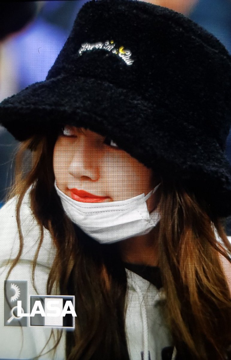 LASAforLISA's tweet photo. #블랙핑크 #BLACKPINK 
#리사 #LISA #リサ

200110 ICN https://t.co/eWQXZtT5b5