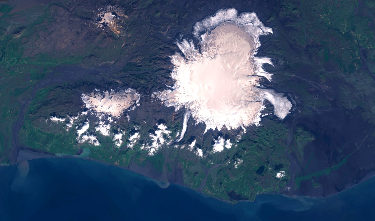 CopernicusEU's tweet photo. 🗻 Mount Fuji, an active strato-volcano, is the highest #Volcano in #Japan 🇯🇵 at around 3 776 meters. It is situated roughly 100 kilometers west of #tokyo and can therefore be seen on a clear day. #activeearth

📸 #Sentinel2 capture 🛰️🇪🇺 https://t.co/IYeiTDg6j7