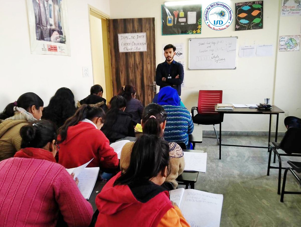 InstituteforSk1's tweet image. #glimpse of #DATAOPERATOR Students doing theory to update data into a computer system.