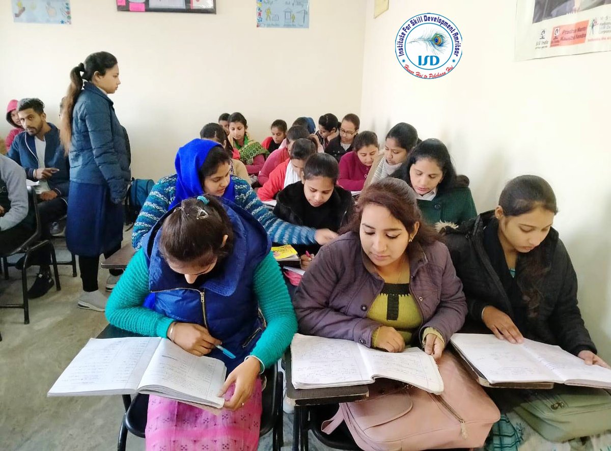 InstituteforSk1's tweet image. #glimpse of #DATAOPERATOR Students doing theory to update data into a computer system.