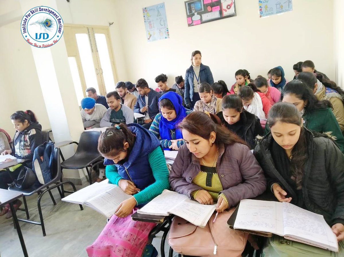 InstituteforSk1's tweet image. #glimpse of #DATAOPERATOR Students doing theory to update data into a computer system.