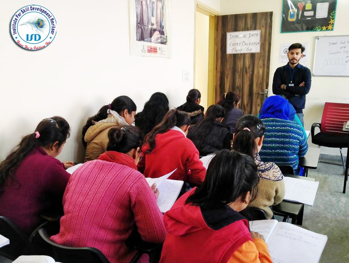InstituteforSk1's tweet image. #glimpse of #DATAOPERATOR Students doing theory to update data into a computer system.