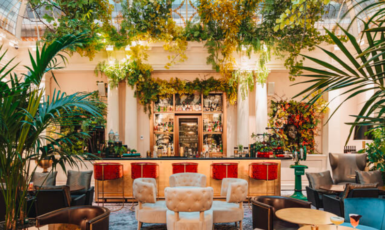 Cognac_Official's tweet photo. « Nous nous sommes mis au défi de créer des #cocktails inspirés de la palette aromatique du #cognac : élégants, épicés, fruités &amp; surprenants ! »
Retrouvez @mixiteasy de l’Officine du Louvre lors de la 1ère #CognacCocktailConnexion 🍹🍇🍸
@Magazine_Barmag 
https://t.co/DGwKIT12uf https://t.co/vA0K9TAFel