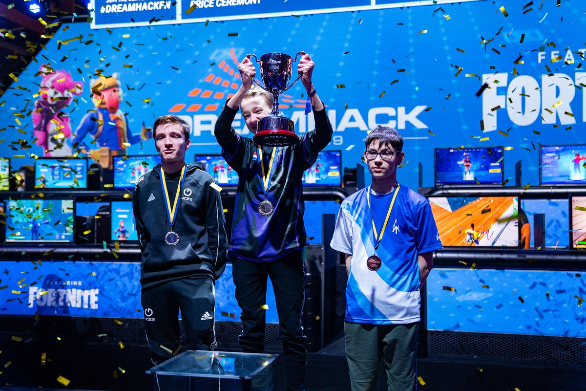 luc_bouchon's tweet image. Time for a little bit of self-promotion : 
Hi, I am Luc, and I am a french, full-time esport photographer. 
I am available for hire anywhere in the world.
I have worked with @DreamHack, @SolaryTV, @LeStreamEsport and more. 
Portfolio : esportphotography.luc-bouchon.com