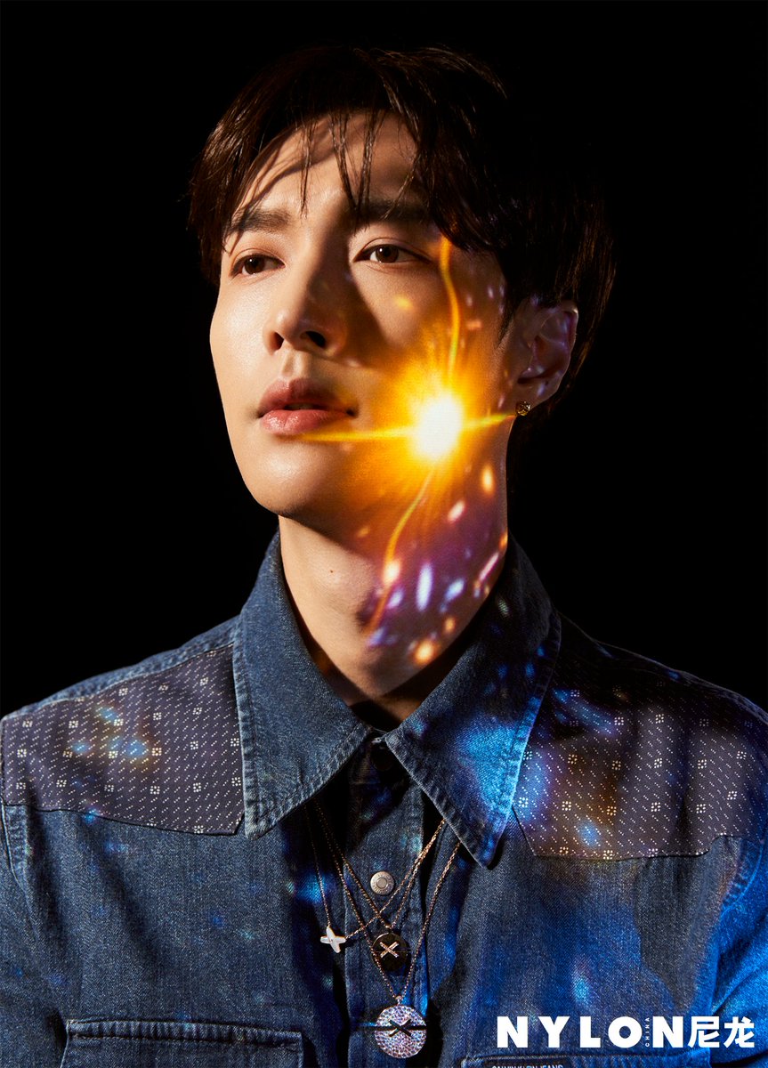 Chaumet's tweet photo. Music producer, singer, actor, dancer and Chaumet ambassador @layzhang wearing our new Jeux de Liens Harmony engravable medallions and Jeux de Liens pendant in Nylon China's issue.
#CelebritiesinChaumet https://t.co/iVZKBoIyyR