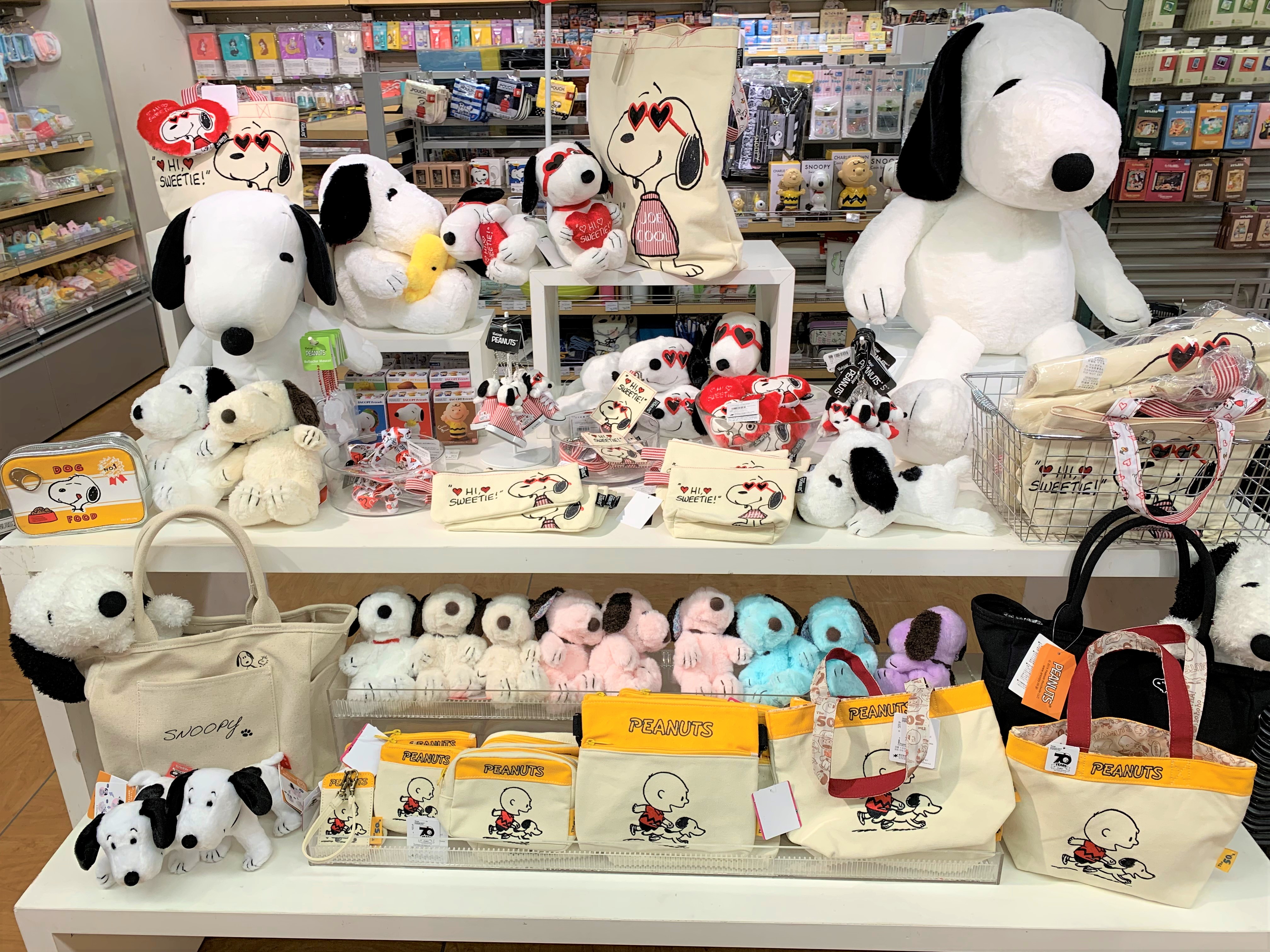 吉祥寺ロフト スヌーピーの新商品が入荷 ハートのサングラスをかけたイケてるスヌーピー ぬいぐるみやパスケース ポーチにキーホルダー 全部欲しくなっちゃいます スヌーピー大好き ふわふわパスケース 1 518円 税込 2階 バラエティ